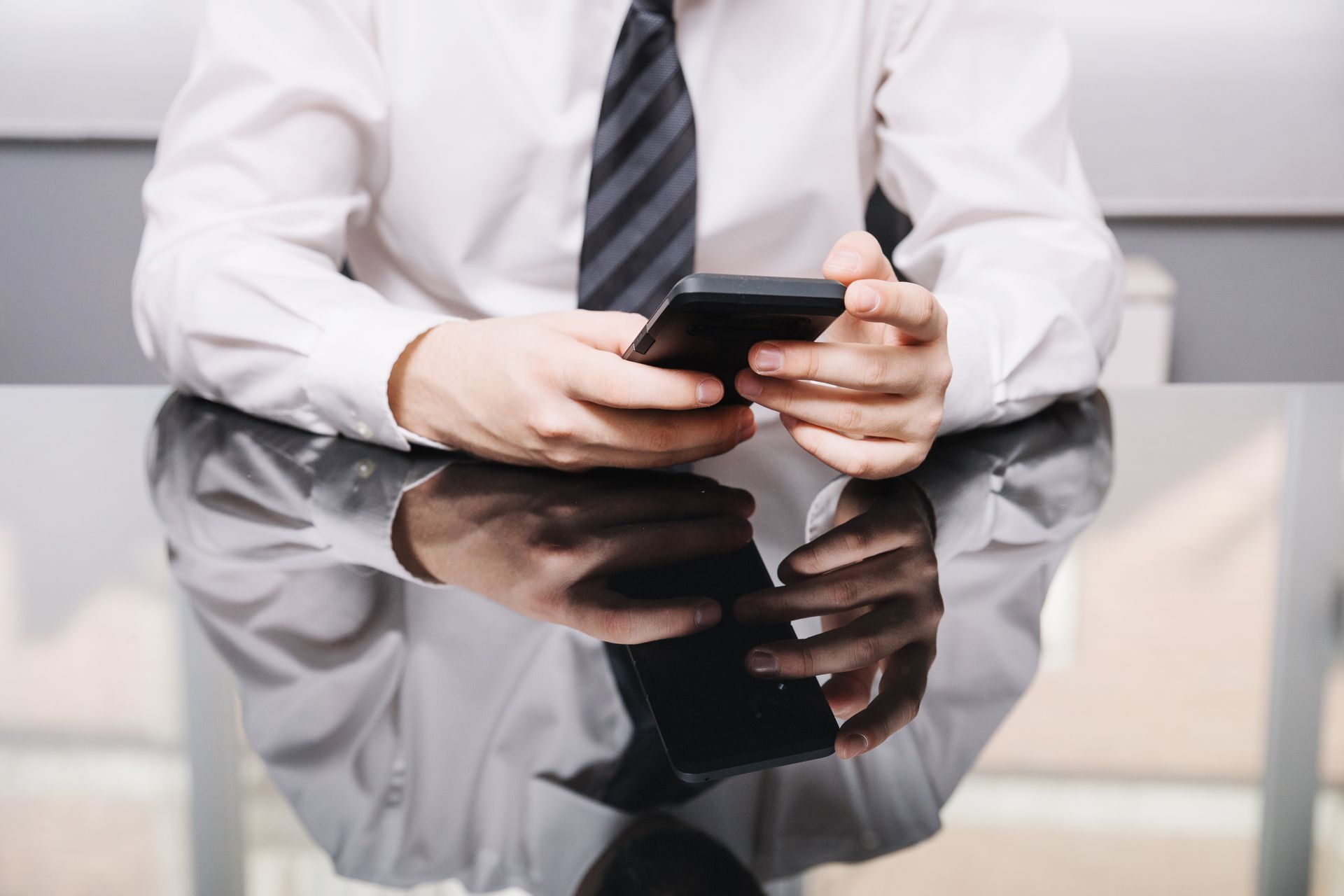 Un homme consultant son smartphone Un homme consultant son smartphone